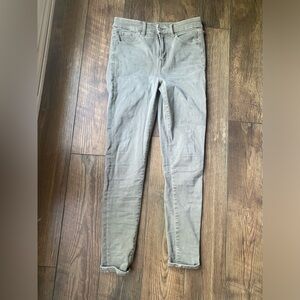 Size 8 LONG American eagle high rise jegging in a light olive green color